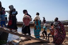 Photo: WFP/Hugh-Rutherford families board boats which will take them to their final destination. Many of those crossing the border are South Sudanese returnees. 